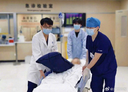 男子平时不运动登山后被送进抢救室