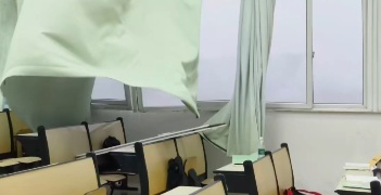 广州一高校教室窗户被风吹爆，“玻璃碴子满地都是”，回应来了