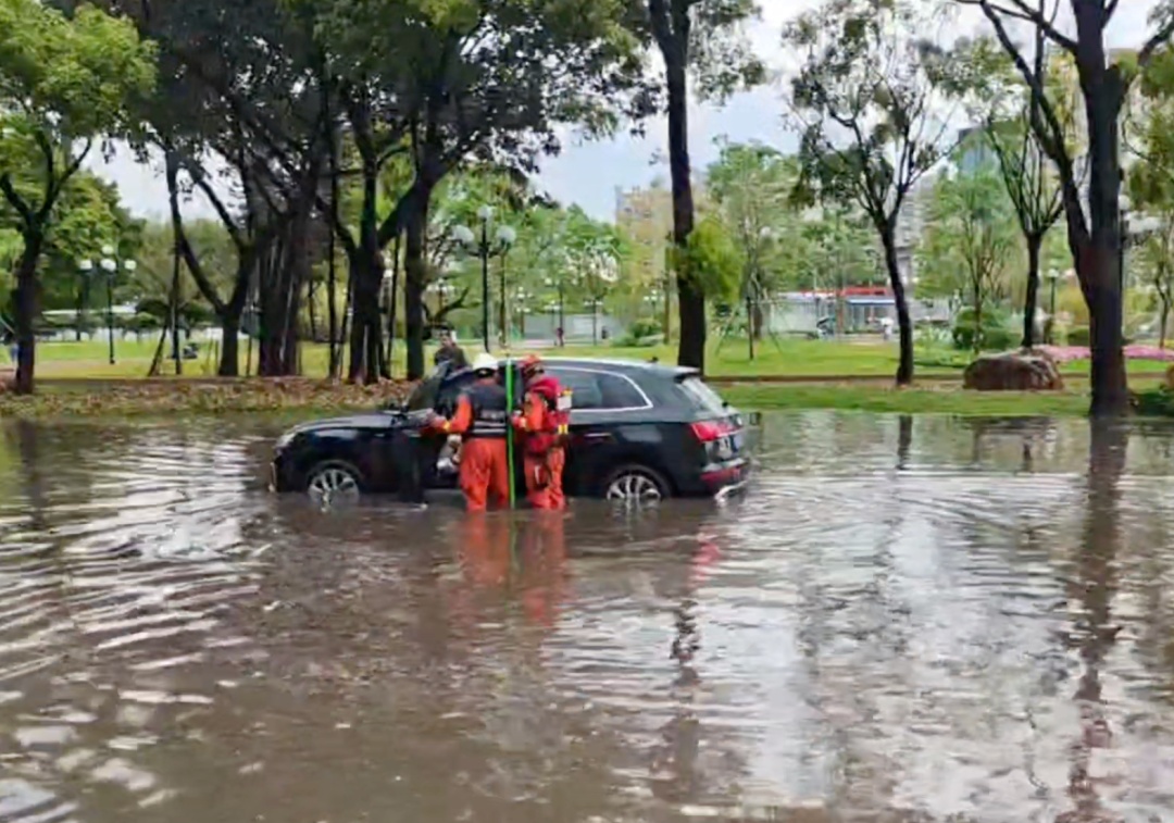 广州一男子在河道边钓鱼遇强降雨，水位瞬间升高，6名消防员用绳子搭通道把他拉上岸