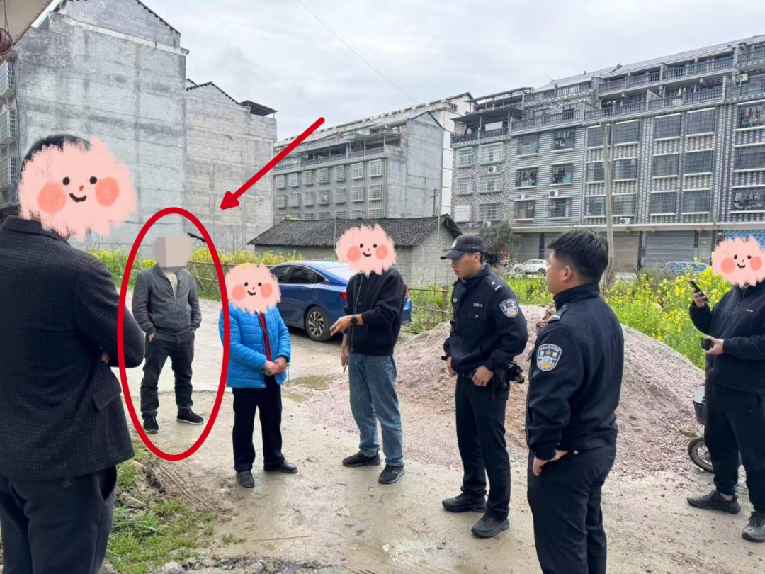 在逃人员双手插兜看热闹，下一秒被抓……