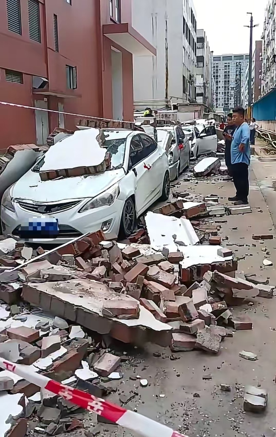 东莞迎来雷雨大风天气，一地围墙倒塌砸中数台车辆，多方回应：共7台，保险公司已处理
