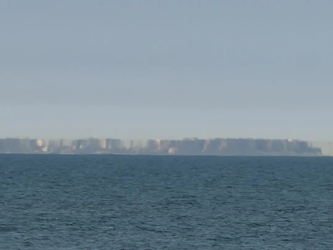 秦皇岛阿那亚现罕见“带状”海市蜃楼，拍摄者：像积木搭成的火车，还有船只在浮动