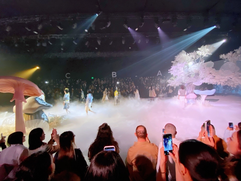 “马不停T”的上海时装周，如何激活春日时尚消费？