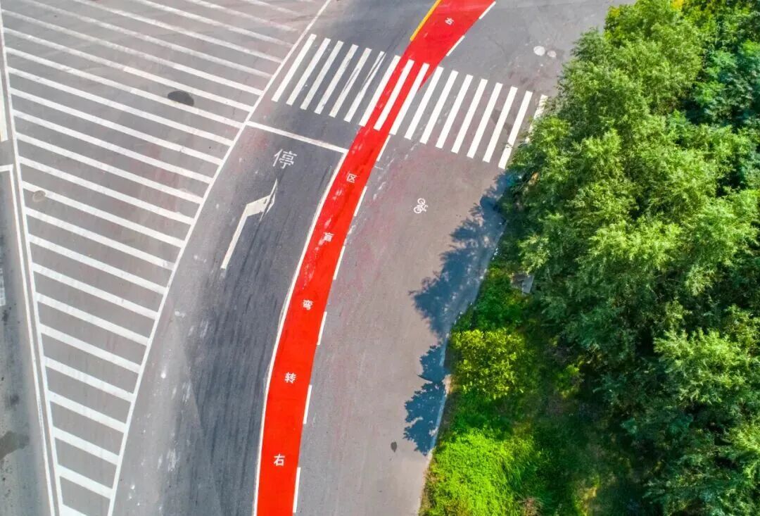 网友举报货车右转未让直行车辆，交警：收到，处罚！