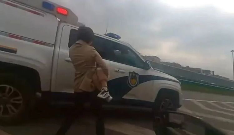 危急！高速上4岁男孩呕吐昏厥，民警疾驰开辟生命通道
