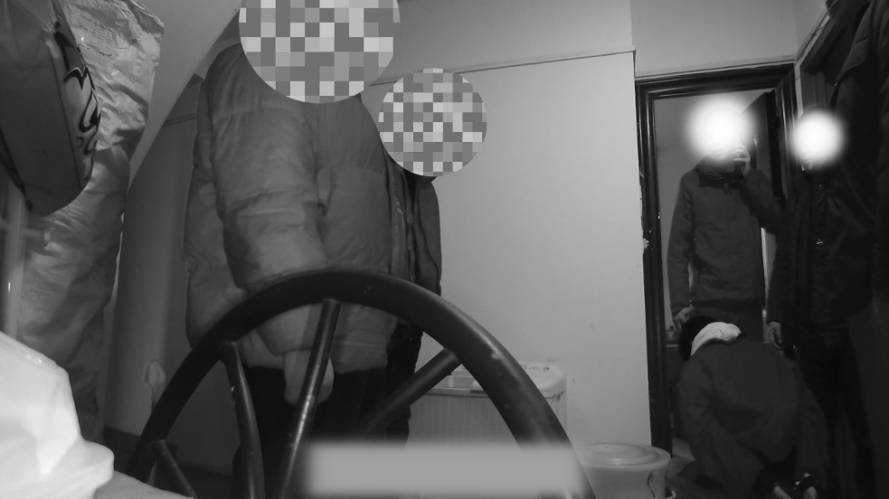 三人开私家车贩运“笑气”赚快钱，被警方抓获