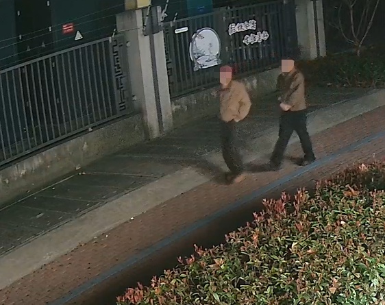 凌晨浙江街头，两个瘦子走着走着，肚子突然“胖了”！有猫腻…