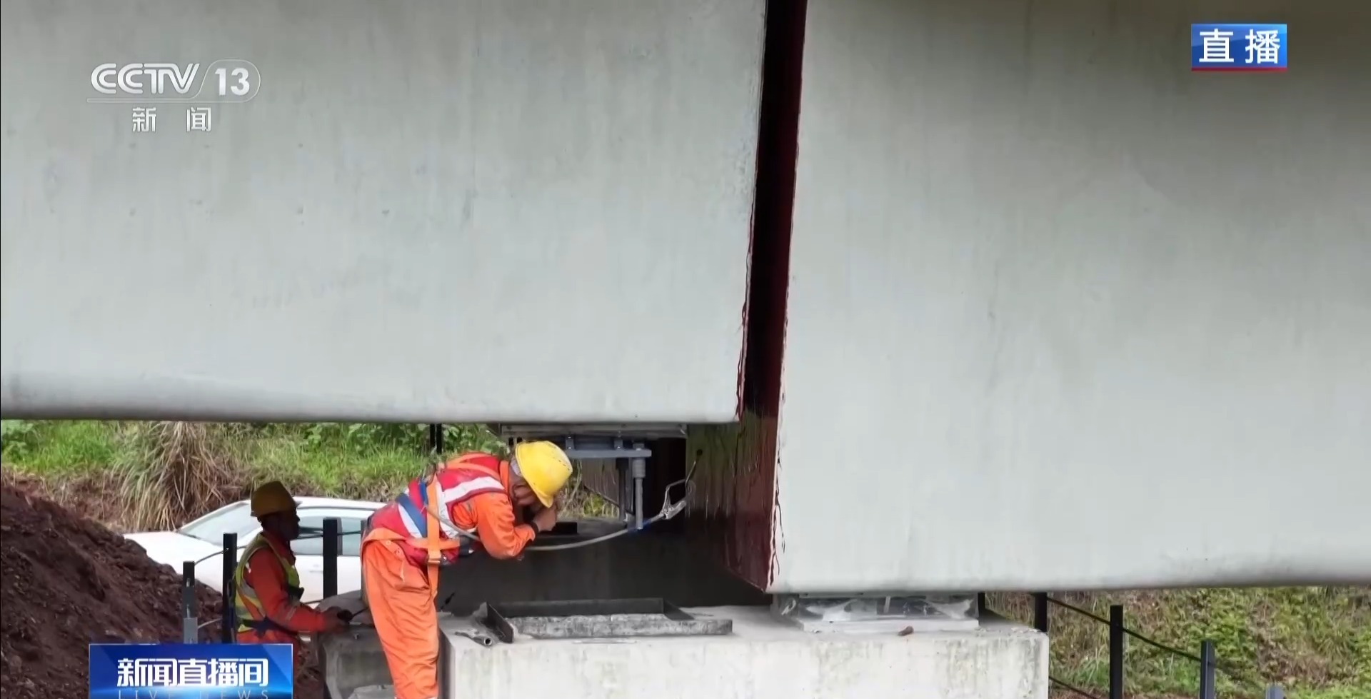 “钢铁巨人”助力施工 西渝高铁建设加速推进 “钢铁巨人”助力施工 西渝高铁建设加速推进