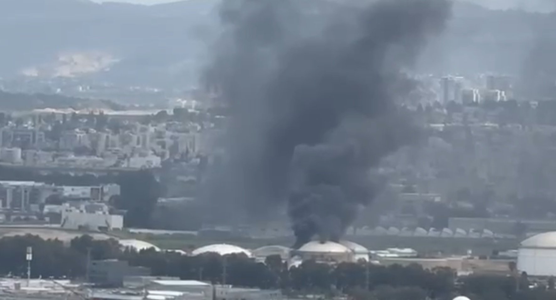 以色列称海法炼油厂综合设施遭袭 未造成危险物质泄漏