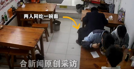 俩学生合吃一碗面，却悄悄跑到后厨用手机打出一行字，店主瞬间落泪