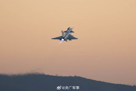 转存收藏！空军战机大片上新了