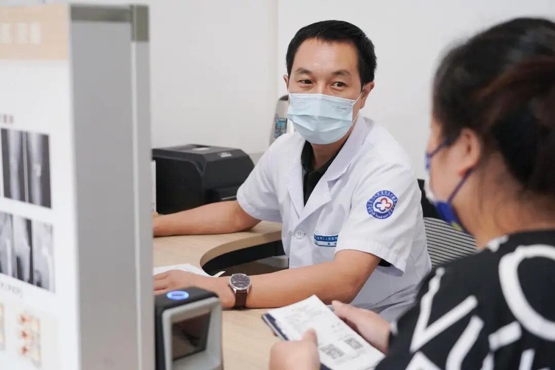 女子骑电动车，后背突然一阵剧痛！医生：早期不痛不痒，别忽视这些重要信号