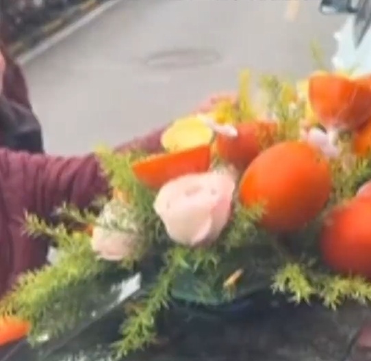 安徽淮南一对新人用橙子装饰婚车，被小区老人全摘走，新人未阻拦：让老人沾沾喜气