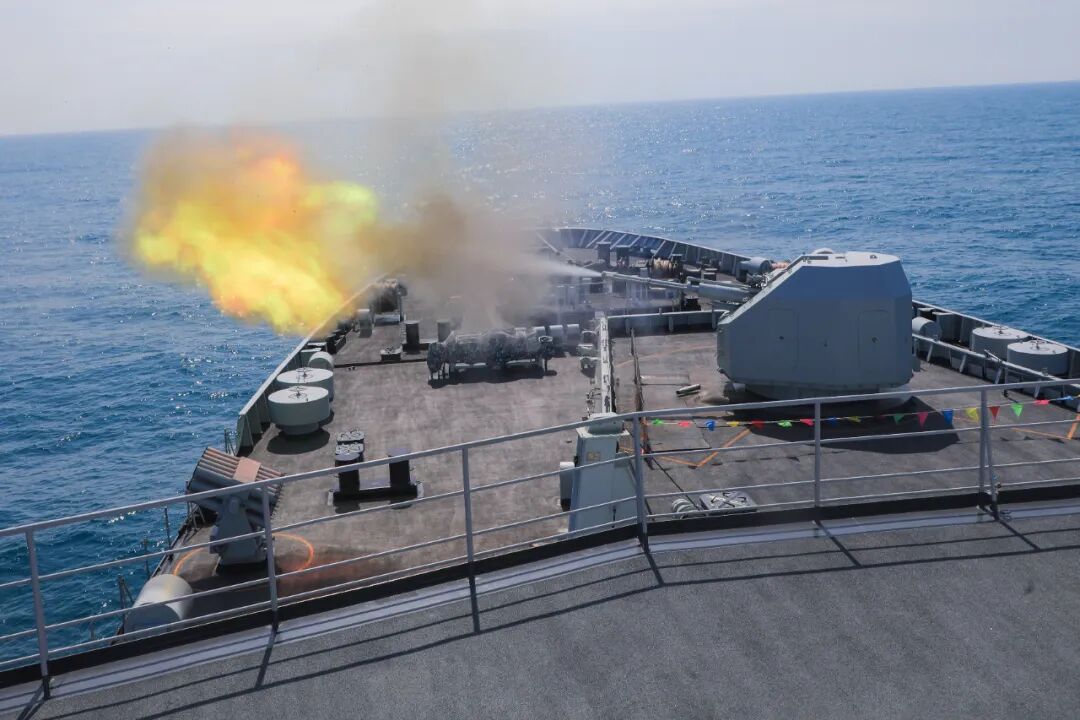 南海某海域，登陆舰编队实战化训练→