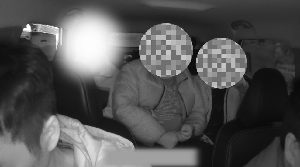 三人开私家车贩运“笑气”赚快钱，被警方抓获