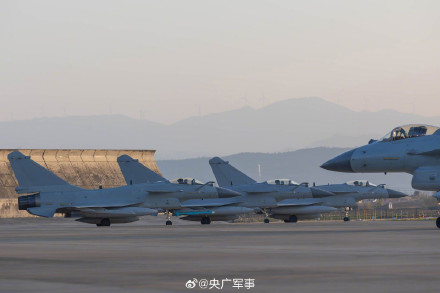 转存收藏！空军战机大片上新了