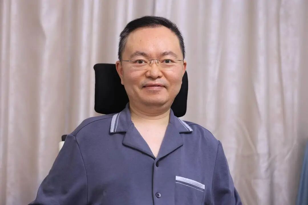 蔡磊透露身体近况：四个人同时搀扶也无法迈步，感觉最对不起的就是妻子