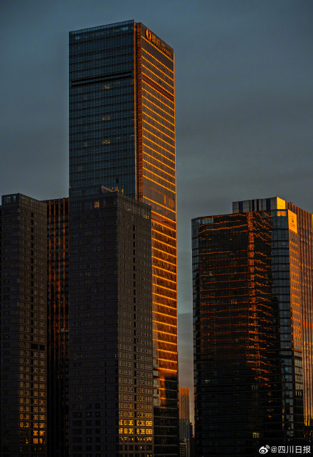 太美啦！成都天空现绚丽朝霞