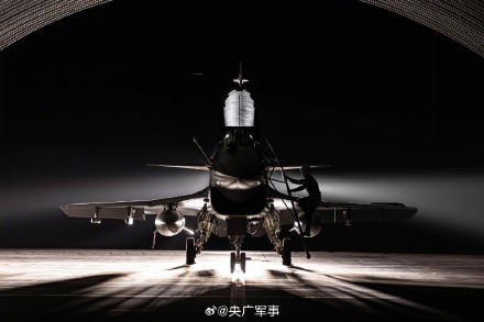 转存收藏！空军战机大片上新了