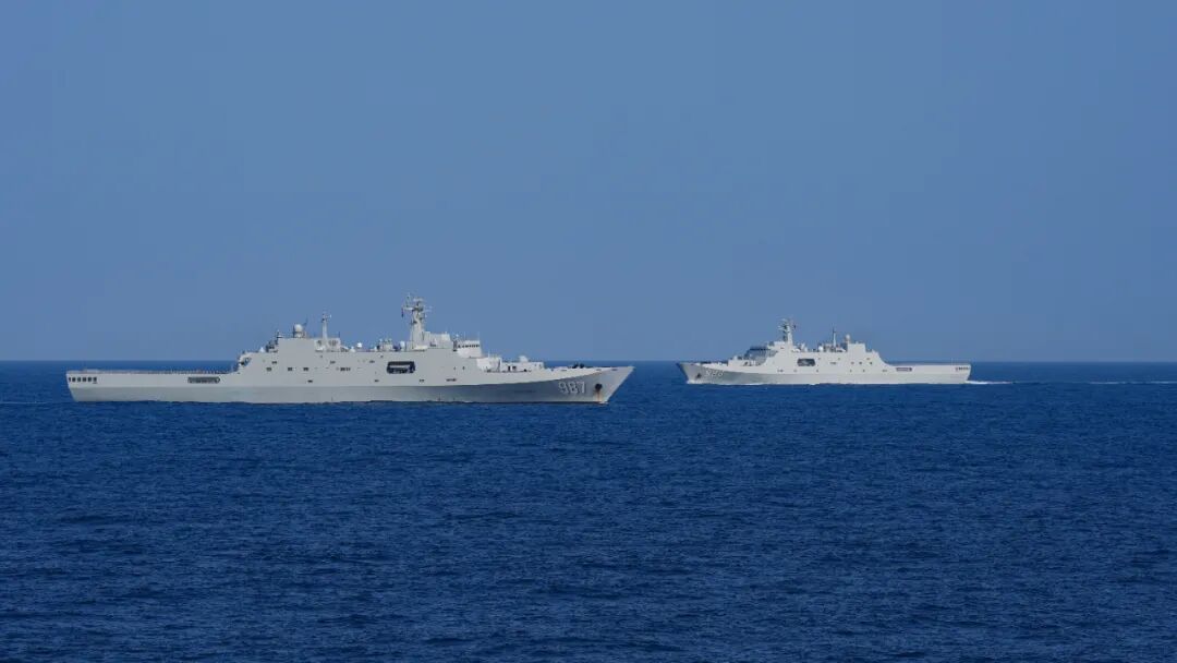 南海某海域，登陆舰编队实战化训练→