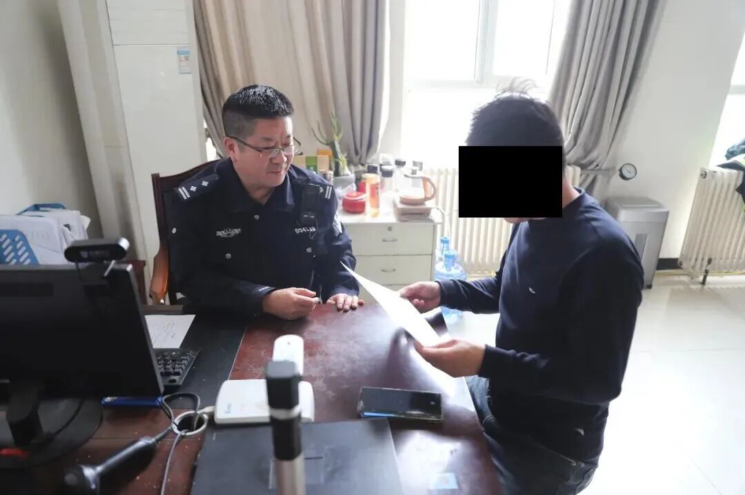 网友举报货车右转未让直行车辆，交警：收到，处罚！