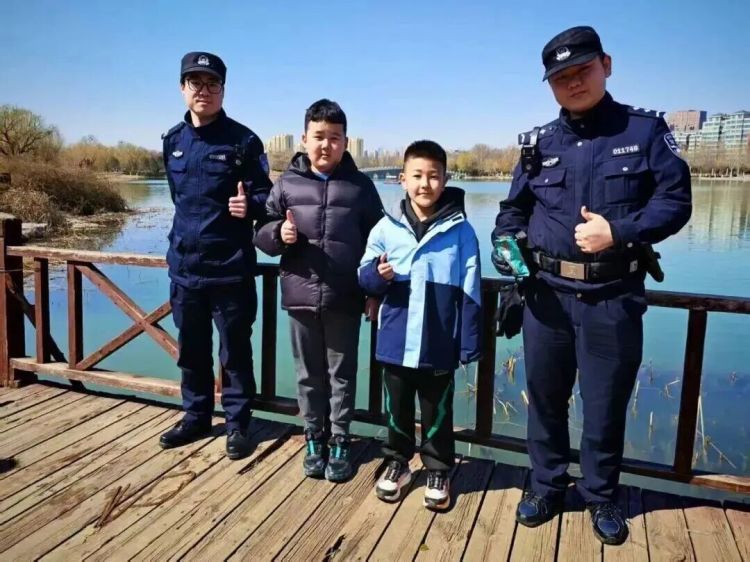 在公园游玩发现子弹，果断报警！淄博这两名小学生，真棒！