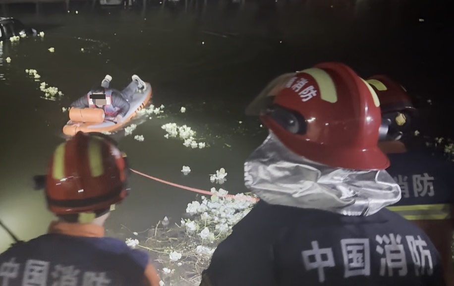 车辆凌晨坠湖,司机竟被吓得忘了报警电话...... 车辆凌晨坠湖,司机竟被吓得忘了报警电话......