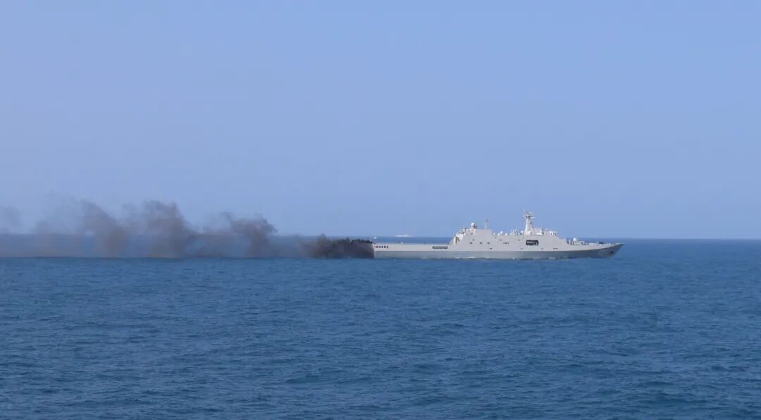 南海某海域，登陆舰编队实战化训练→