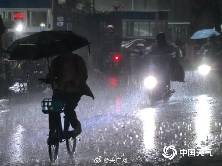 广州暴雨白昼如夜