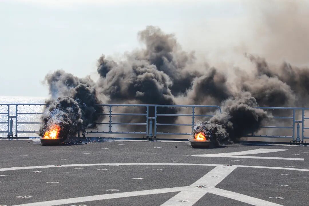 南海某海域，登陆舰编队实战化训练→