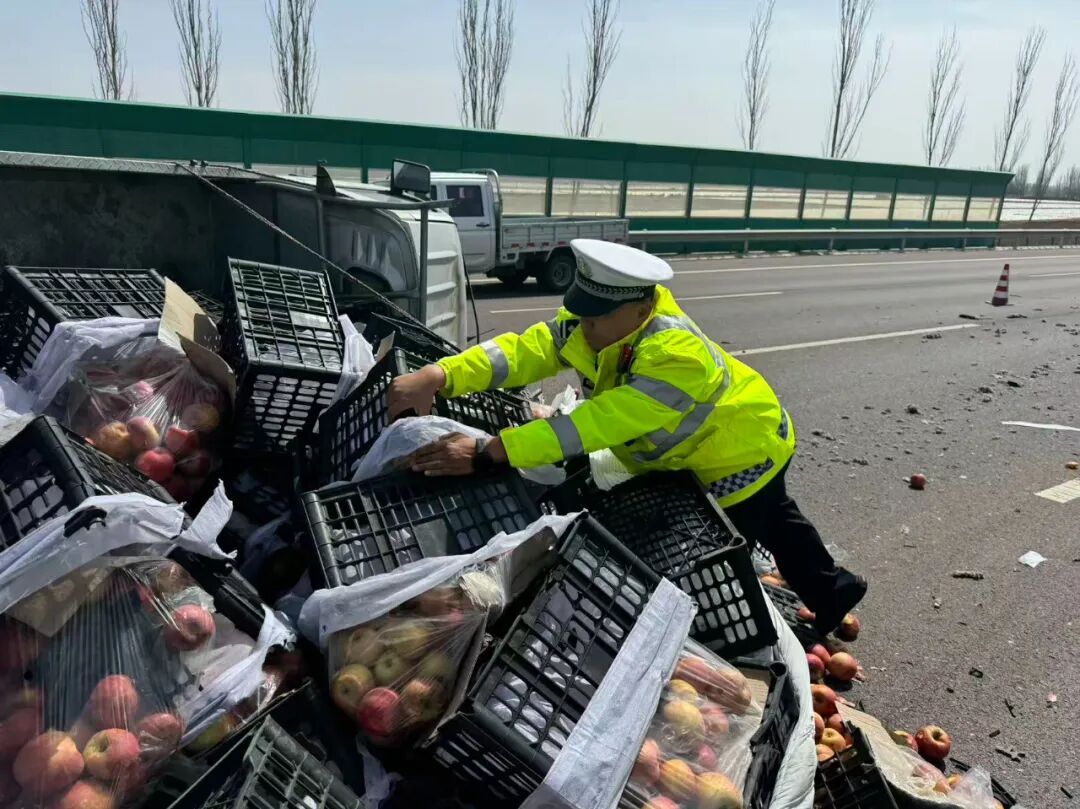 爆胎侧翻、货物偏移、老人误入高速……所幸,有他们在! 爆胎侧翻、货物偏移、老人误入高速……所幸,有他们在!