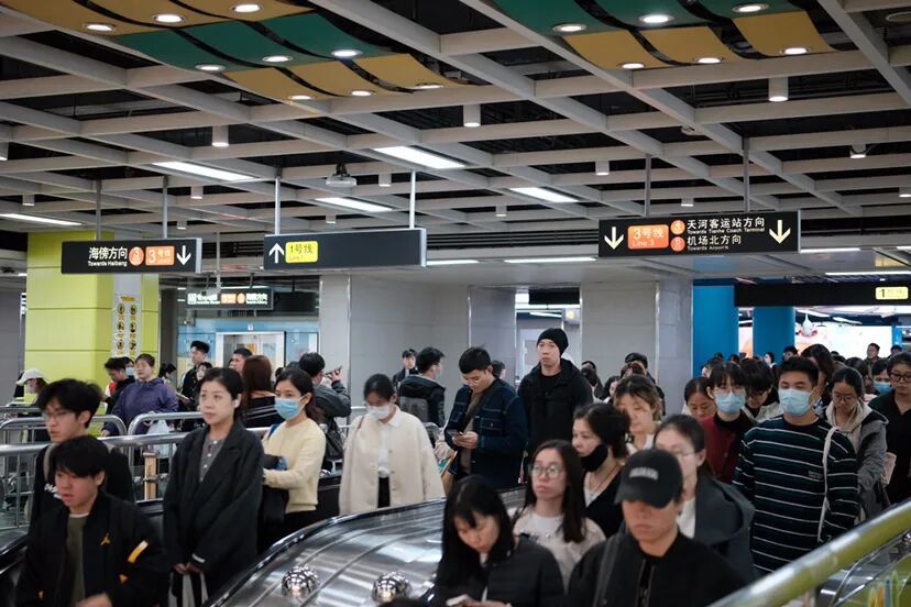 广州地铁：清明假期“加车加时”，香烛钱宝可少量携带进站