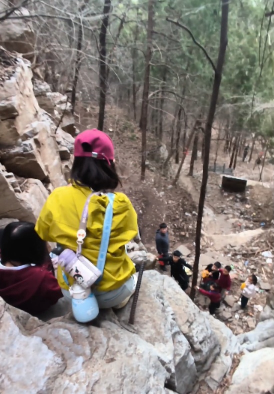 终于找到他们了！济南蟠龙山断崖上游客被困，3名大学生“以腿为梯”施救后默默离去