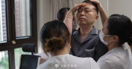 4个人搀扶也无法迈步挪动，蔡磊感觉最对不起的就是妻子