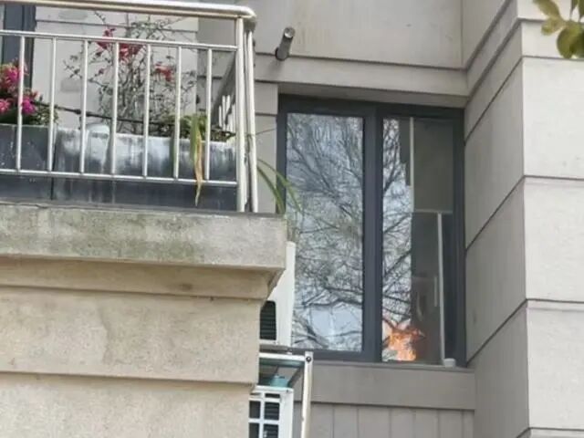 杭州一小区突发火情，80多岁老人被困！楼下邻居翻窗救人！身份原来不一般......