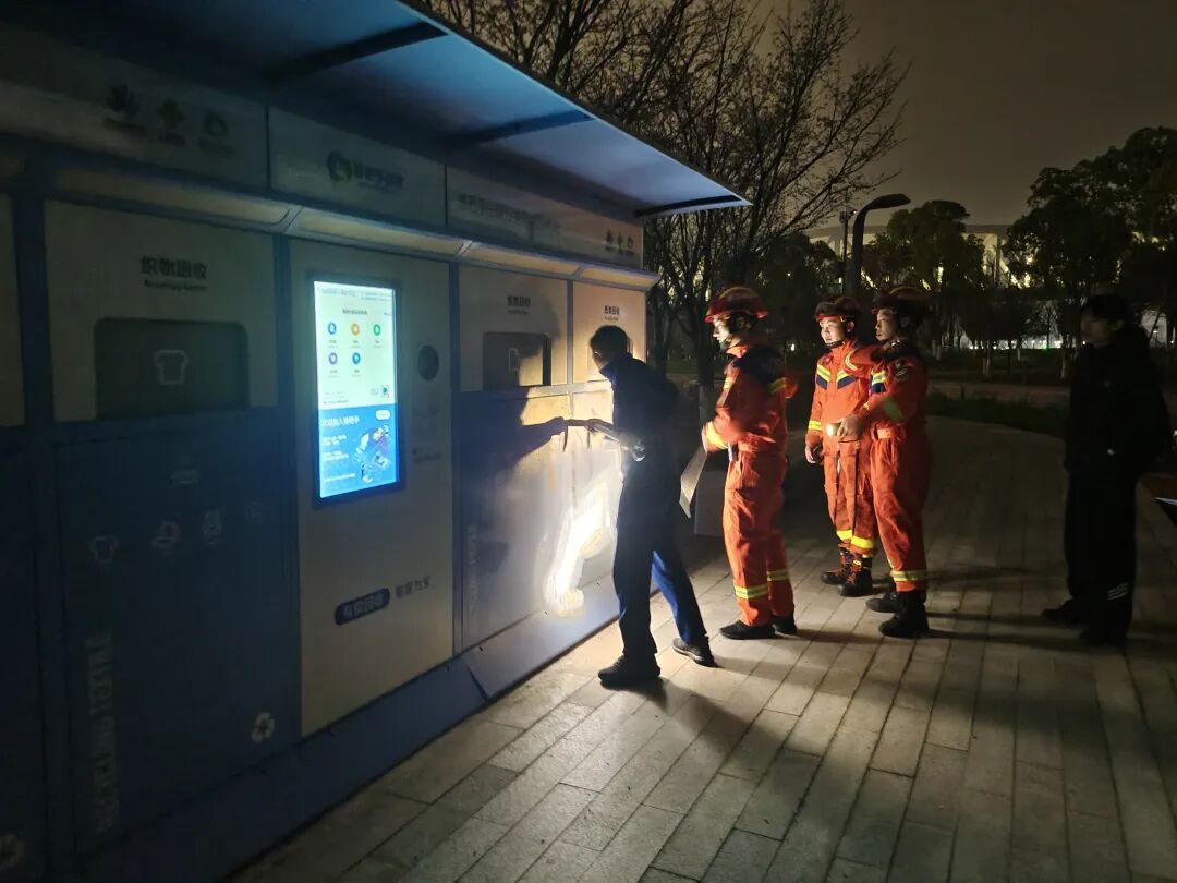 男子酒后与朋友打赌钻路边的回收箱，结果进去了却出不来了