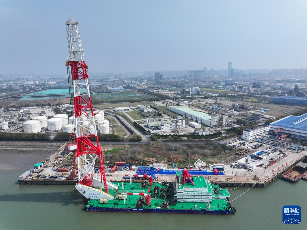 全球领先打桩船在江苏南通交付