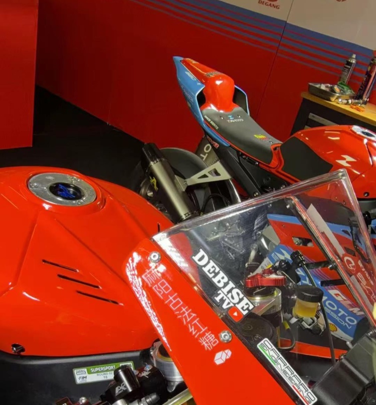 张雪机车的冠军赛车上,这六个字火了! 张雪机车的冠军赛车上,这六个字火了!