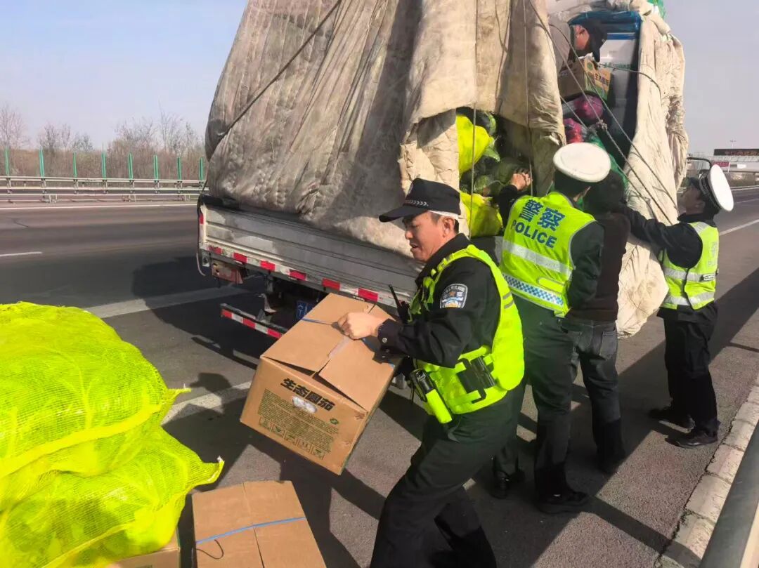 爆胎侧翻、货物偏移、老人误入高速……所幸,有他们在! 爆胎侧翻、货物偏移、老人误入高速……所幸,有他们在!