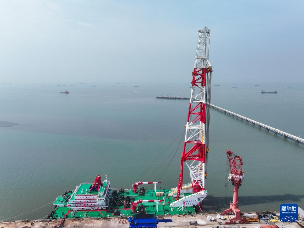 全球领先打桩船在江苏南通交付