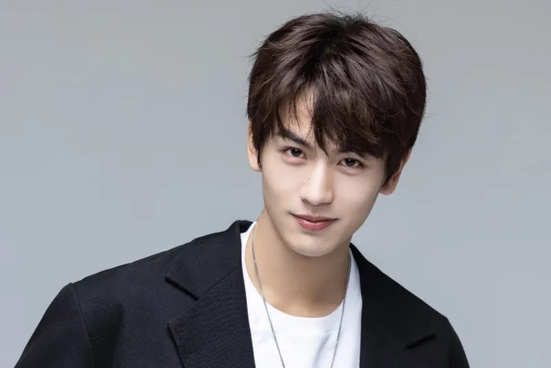 张凌赫发文告别，毛笔手书唐代张若虚名句：江畔何人初见月，江月何年初照人