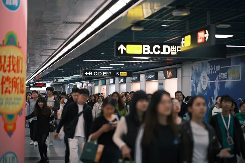 广州地铁：清明假期“加车加时”，香烛钱宝可少量携带进站