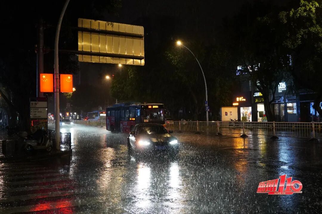雷声阵阵，大雨倾盆！今夜福州将持续降雨！尽量别出门