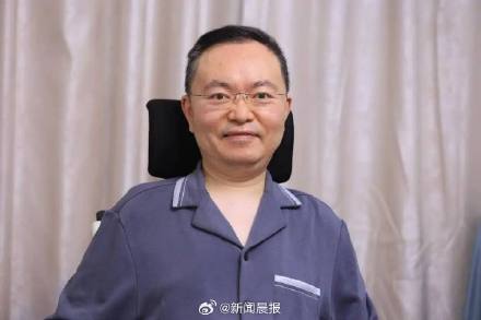 4个人搀扶也无法迈步挪动，蔡磊感觉最对不起的就是妻子