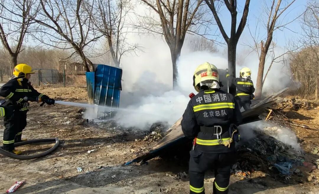 辱骂消防员、阻碍灭火救援，一男子被行拘