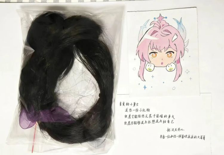 武汉男大学生留披肩长发,3年后亲手剪下!原因…… 武汉男大学生留披肩长发,3年后亲手剪下!原因……