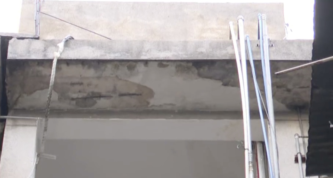 暴雨后广州越秀一居民楼墙皮脱落，砸中楼下电动车，街道办回应