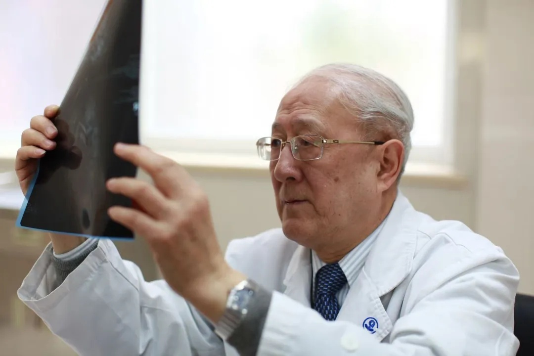 “东方神手”，凌晨去世