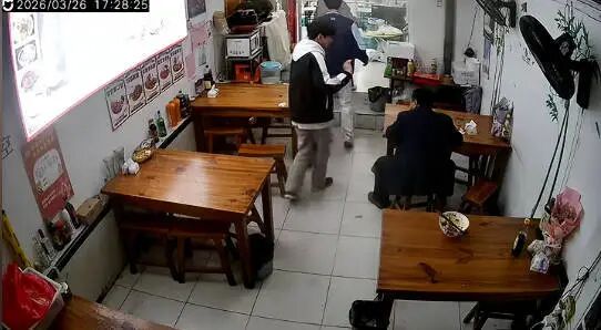 安徽初中生面馆遇到老师，用仅剩的2元钱悄悄给老师加卤蛋，店主感动落泪