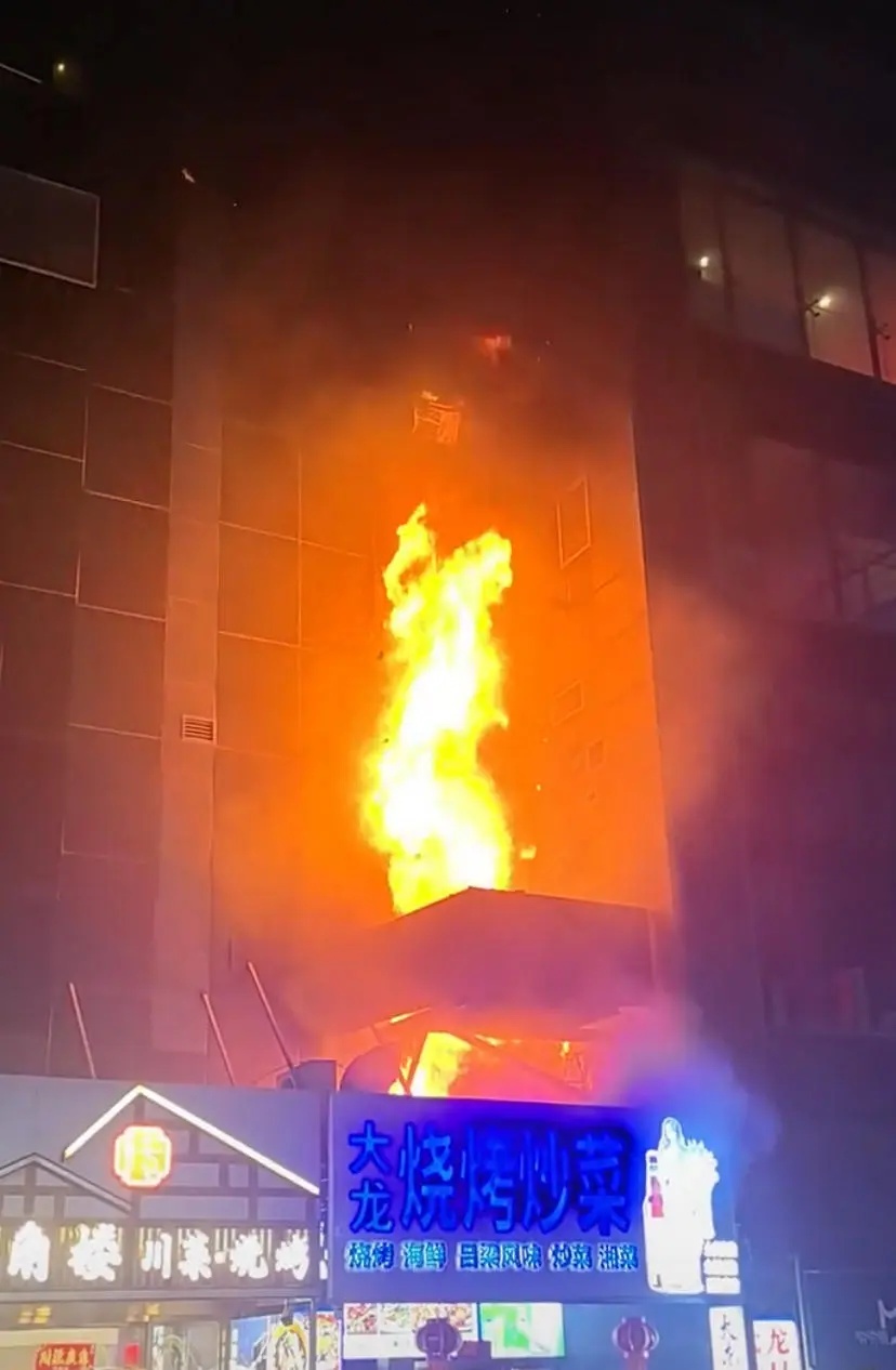 “火海一片根本出不去，她晕过去，是消防员背出来的…”23岁受伤女孩男友转述现场惊险